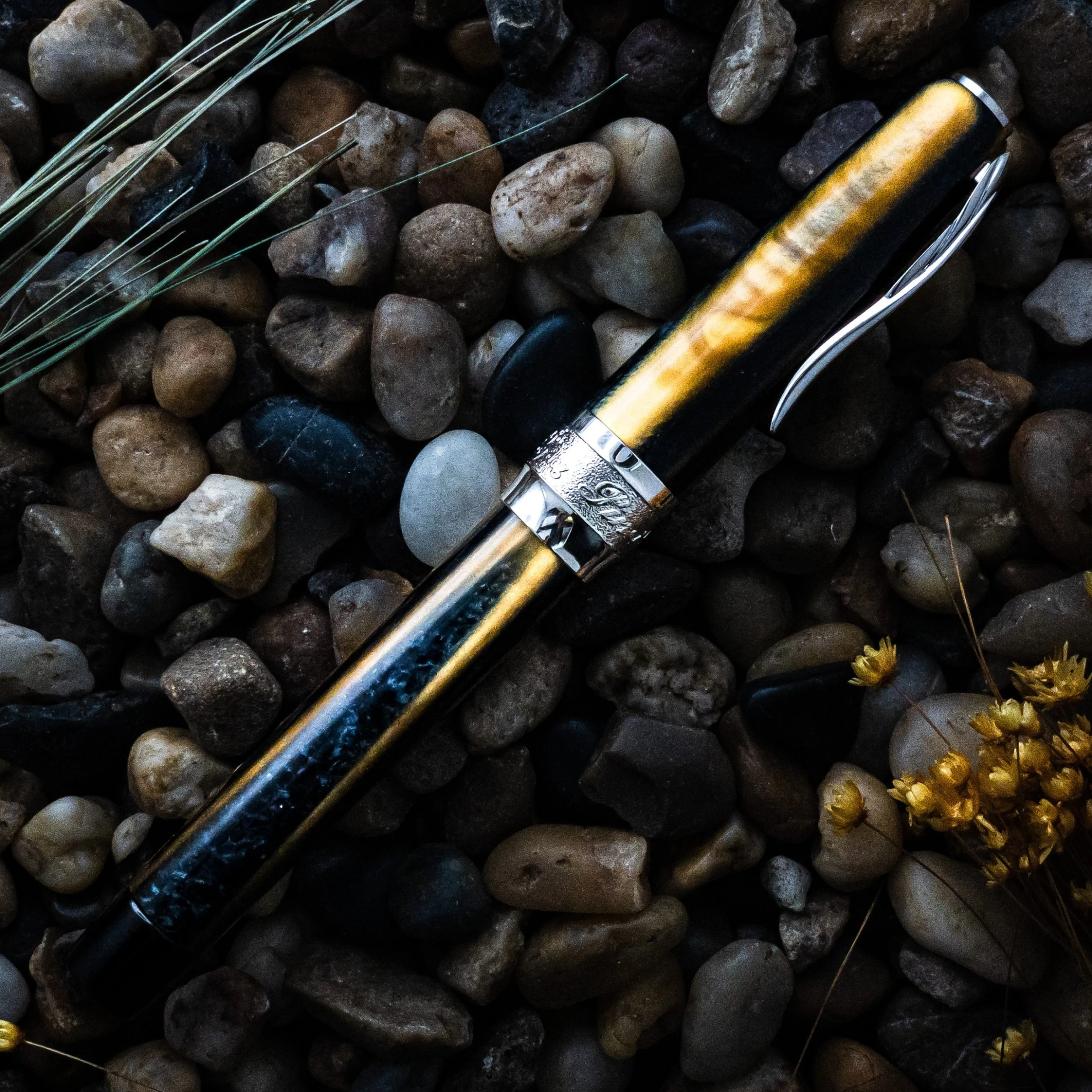 Pineider Arco Blue Bee Limited Edition Rollerball Pen 3 Pineider Arco Blue Bee Limited Edition Rollerball Pen